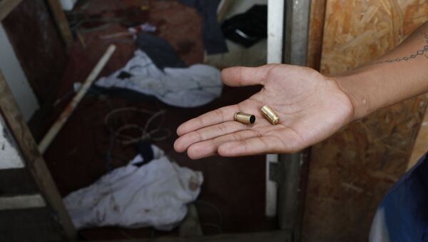 Homem segura balas utilizadas em uma operação policial na favela Nova Jerusalém, no Rio - Sputnik Brasil