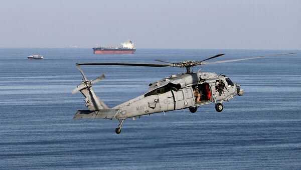 Helicóptero MH-60S voa enquanto o navio USS John C. Stennis chega ao Golfo através do estreito de Ormuz, 21 de dezembro de 2018 (imagem de arquivo) - Sputnik Brasil