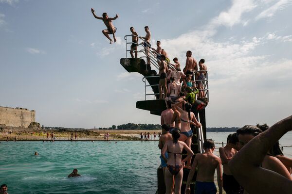 Fila para entrar na plataforma da piscina em Saint-Malo, na França; vários países da Europa foram atingidos por temperaturas recorde nos últimos dias - Sputnik Brasil