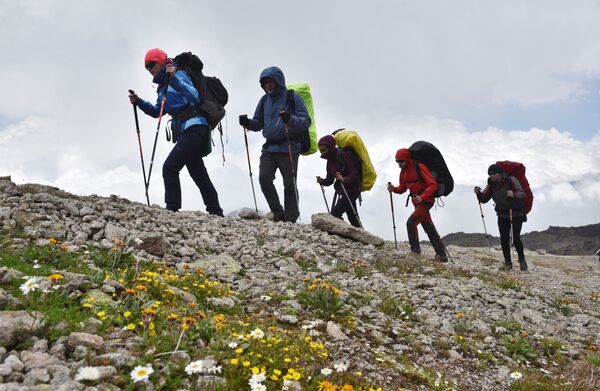 Alpinistas sobem a monte Elbrus - Sputnik Brasil