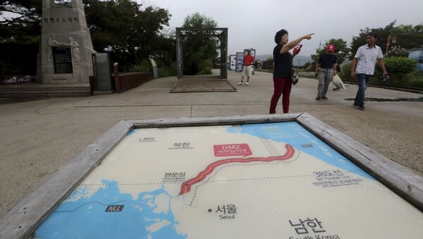 Mapas das duas Coreias com imagens da capital da Coreia do Norte, Pyongyang, e da capital da Coreia do Sul, Seul, em Paju, Coreia do Sul - Sputnik Brasil
