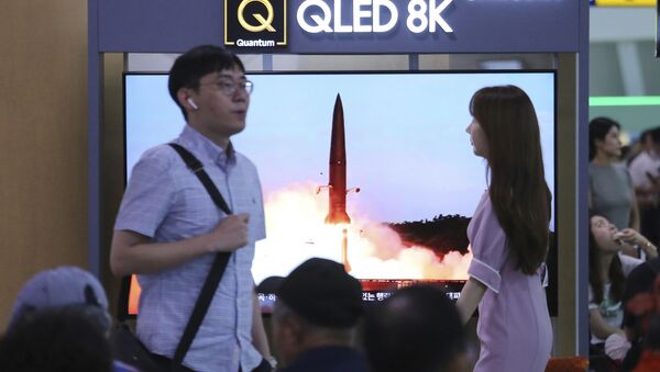 Imagem do lançamento de um míssil balístico na Coreia do Norte mostrada no programa de notícias da TV em uma estação ferroviária de Seul, Coreia do Sul - Sputnik Brasil