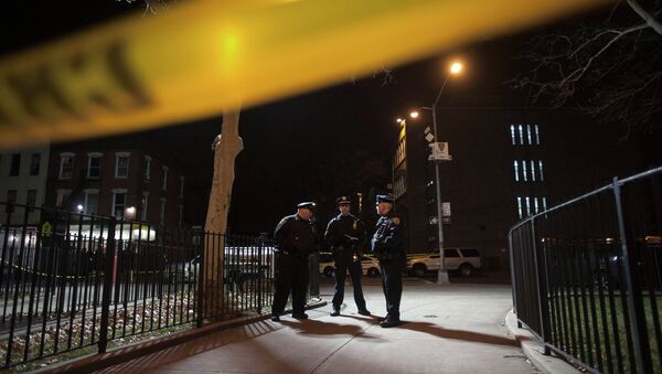 Polícia é fotografada no local de um tiroteio em que dois policiais de Nova York foram mortos a tiros no bairro de Brooklyn, em Nova York, em 20 de dezembro de 2014 (imagem referencial) - Sputnik Brasil