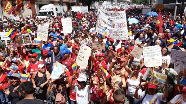 Apoiadores do governo Maduro tomam as ruas para manisfetar apoio ao Foro de São Paulo, realizado em Caracas, na Venezuela - Sputnik Brasil