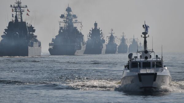 Navios de guerra da Marinha russa navegam durante o desfile do Dia da Marinha, em São Petersburgo, Rússia - Sputnik Brasil
