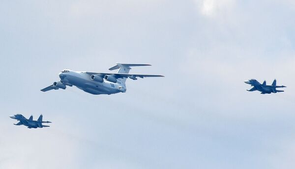 Avião de reabastecimento Il-78 e caças Su-30SM durante o desfile naval dedicado ao Dia da Marinha da Rússia, na cidade de Kronstadt - Sputnik Brasil