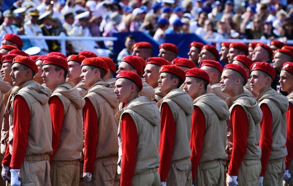 Participantes do movimento patriótico militar Yunarmiya durante o principal desfile naval dedicado ao Dia da Marinha russa, em São Petersburgo - Sputnik Brasil