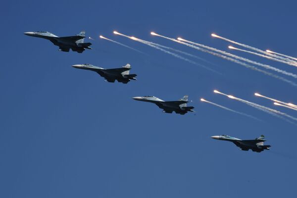 Caças Su-30 na celebração do Dia da Marinha da Rússia, em Sevastopol - Sputnik Brasil