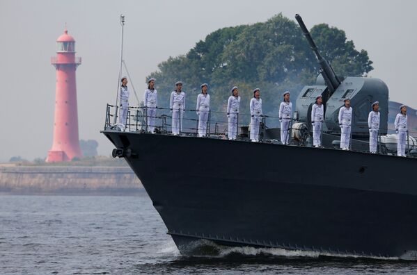 Marinheiros russos alinhados a bordo de um navio de guerra durante o desfile do Dia da Marinha russa na cidade de Kronstadt, perto de São Petersburgo, 28 de julho de 2019 - Sputnik Brasil