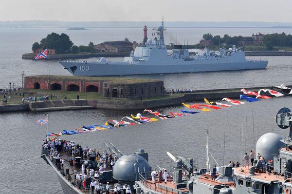 Destróier de mísseis da Marinha chinesa no desfile naval dedicado ao Dia da Marinha da Rússia, na cidade russa de Kronstadt - Sputnik Brasil