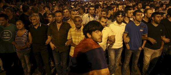 Manifestantes em Erevan, Armênia - Sputnik Brasil