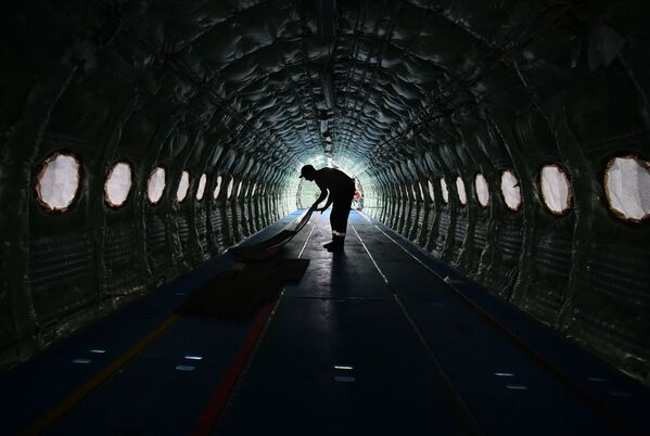 Operário dentro da fuselagem de um avião Sukhoi Superjet 100 na fábrica Yury Gagarin em Komsomolsk-no-Amur - Sputnik Brasil