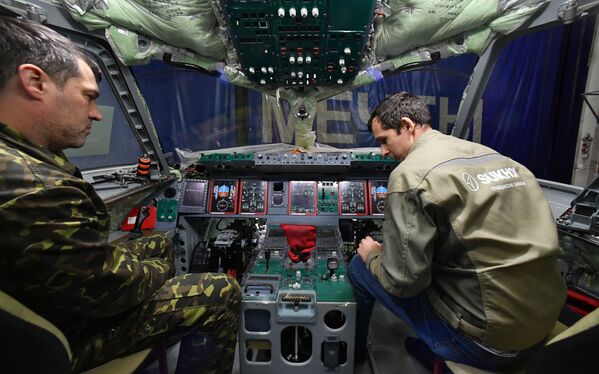 Verificação de funcionamento de dispositivos na cabina de um avião Sukhoi Superjet 100 na fábrica Yury Gagarin em Komsomolsk-no-Amur - Sputnik Brasil
