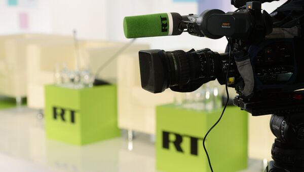 Câmera com logo do canal de TV RT ao fundo (foto de arquivo) - Sputnik Brasil