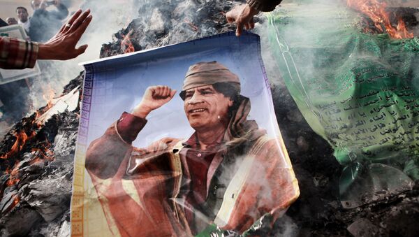 Moradores de Benghazi queimam retrato de Kadhafi, cartazes com citações dele e seu Livro Verde - Sputnik Brasil