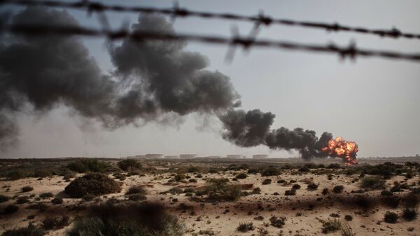 Resíduos da indústria petroleira são queimados em Brega, Líbia - Sputnik Brasil