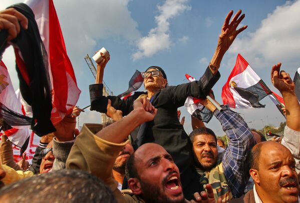 Partidários do governo militar do Egito durante manifestações na praça Abassiya, no Cairo  - Sputnik Brasil