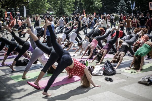 Participantes de ação de protesto fazem ginástica no Parque Taksim Gezi, Istambul - Sputnik Brasil