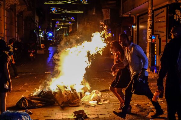 Pedestres na avenida Istiklal, Istambul - Sputnik Brasil