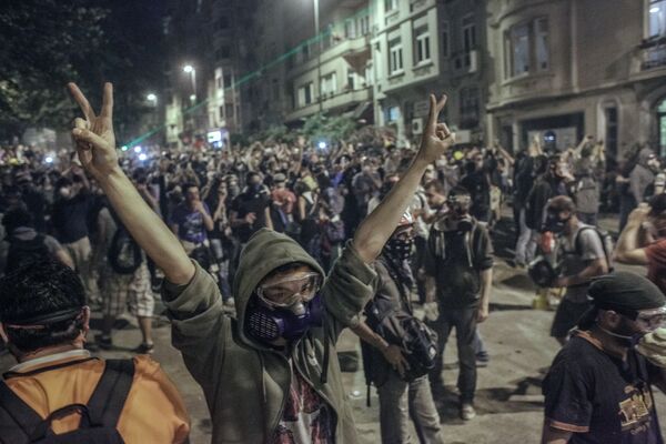 Manifestantes constroem barricadas durante confrontos com a polícia perto da praça Taksim, em Istambul - Sputnik Brasil