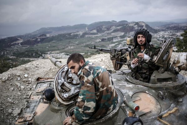 Militares das forças governamentais sírias em topo de colina na província de Latakia  - Sputnik Brasil