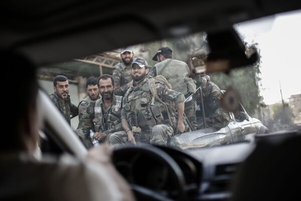 Soldados na cidade síria de Ghouta  - Sputnik Brasil