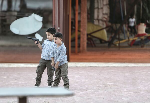 Meninos brincam de guerra em Latakia, Síria - Sputnik Brasil