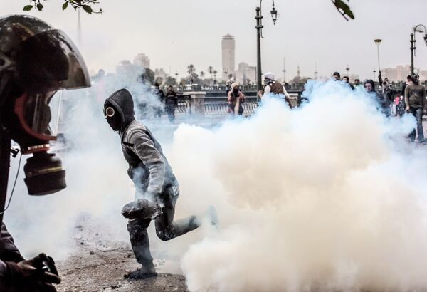 Confrontos entre manifestantes e polícia perto da praça Tahrir, no Cairo  - Sputnik Brasil