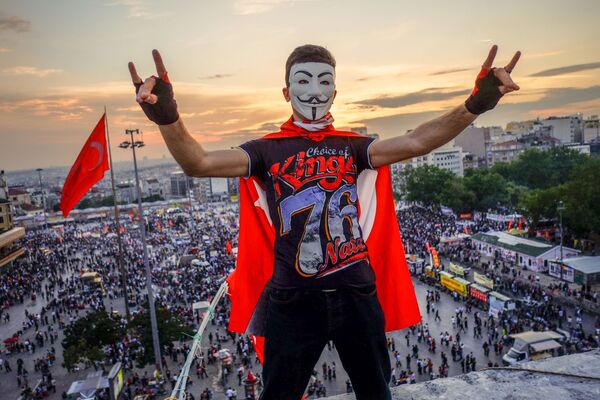 Manifestantes na praça Taksim, Istambul - Sputnik Brasil