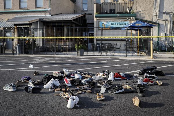 Calçados na entrada do bar Ned Peppers depois do tiroteio em Dayton - Sputnik Brasil