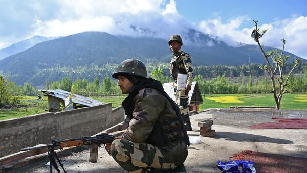 Soldados indianos patrulham zona eleitoral durante segundo turno das eleições em Kangan, localizada a uns 35 km de Srinagar - Sputnik Brasil