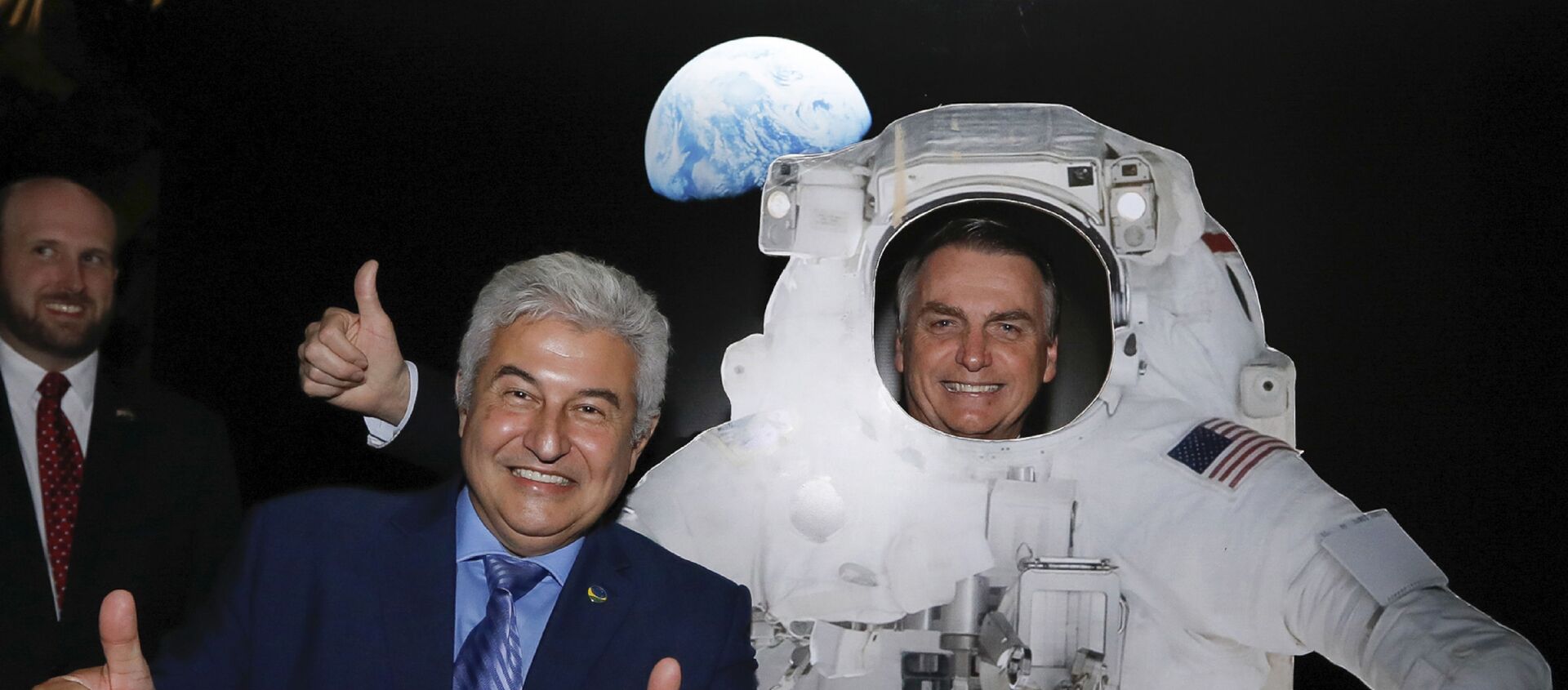 O presidente do Brasil, Jair Bolsonaro (PSL), posa para uma foto atrás de um modelo de astronauta dos EUA. Ao seu lado está o ministro da Ciência e Tecnologia, Marcos Pontes. A foto foi tirada em um evento na embaixada dos Estados Unidos em comemoração à independência do país no dia 4 de julho de 2019. - Sputnik Brasil, 1920, 04.06.2021