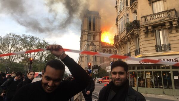Catedral de Notre-Dame de Paris em chamas - Sputnik Brasil