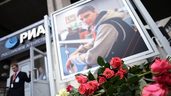 Flores em homenagem ao fotojornalista da agência internacional MIA Rossiya Segodnya, Andrei Stenin, morto em 6 de agosto de 2014 no leste da Ucrânia - Sputnik Brasil