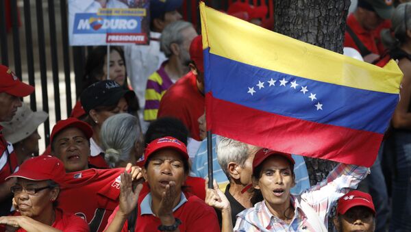 Apoiadores do presidente Nicolás Maduro em Caracas, na Venezuela - Sputnik Brasil