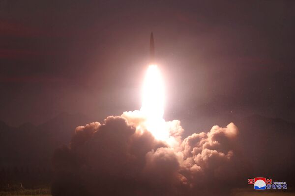 Lançamento de um míssil durante testes a partir de um local desconhecido na Coreia do Norte (foto da agência KCNA, publicada em 7 de agosto de 2019) - Sputnik Brasil