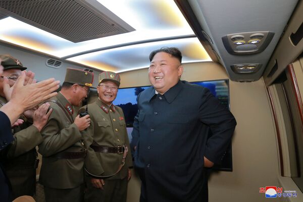 Kim Jong-un, líder da Coreia do Norte, durante os lançamentos de mísseis  - Sputnik Brasil