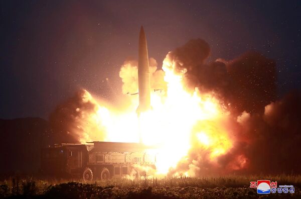 Lançamento de um míssil durante testes a partir de um local desconhecido na Coreia do Norte (foto da agência KCNA, publicada em 7 de agosto de 2019) - Sputnik Brasil