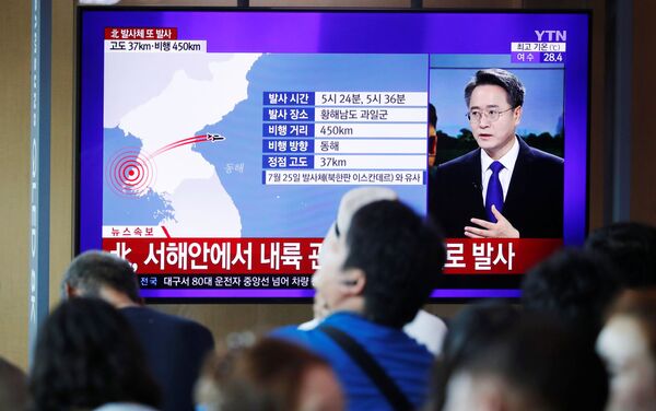 Habitantes de Seul vendo a transmissão do lançamento de um míssil norte-coreano - Sputnik Brasil