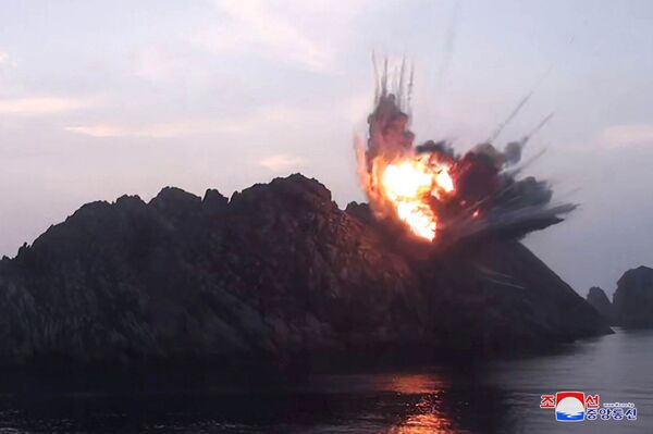 Explosão de alvo durante os testes de mísseis em um local desconhecido na Coreia do Norte (foto da agência KCNA, publicada em 7 de agosto de 2019) - Sputnik Brasil