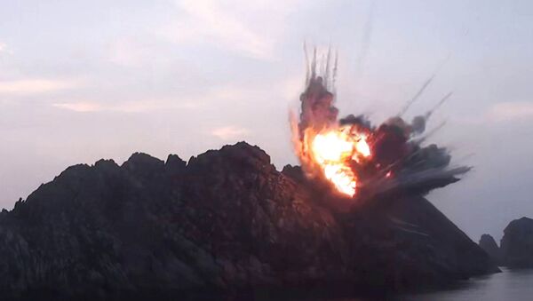 Explosão de alvo durante os testes de mísseis em um local desconhecido na Coreia do Norte (foto da agência KCNA) - Sputnik Brasil