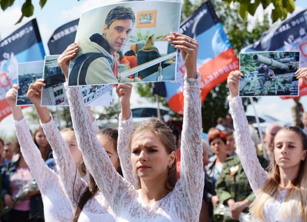 Participantes da cerimônia de homenagem no lugar onde morreu Andrei Stenin, fotojornalista da agência de notícias Rossiya Segodnya 
 - Sputnik Brasil