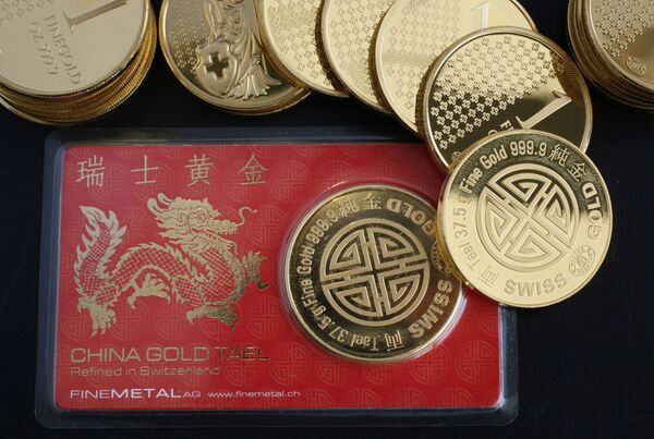 'Fim do mundo': corrida pelo ouro pode ser sintomática da crise do dólar, segundo especialista - Sputnik Brasil