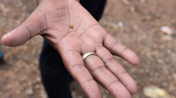 Mulher mostra pepita de ouro encontrada em El Callao, Venezuela - Sputnik Brasil