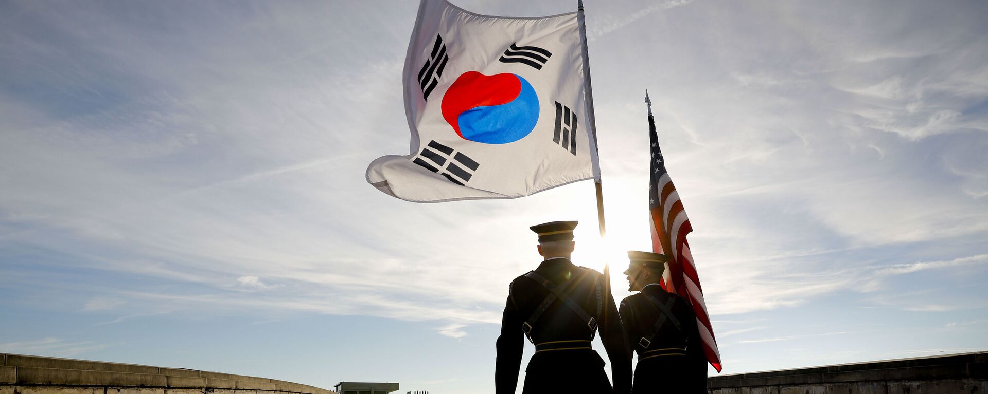 Guarda de honra com bandeiras dos EUA e da Coreia do Sul - Sputnik Brasil, 1920, 19.04.2022