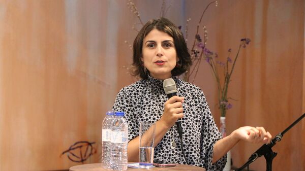 Manuela d'Ávila falando em um debate sobre o cenário político brasileiro em Lisboa - Sputnik Brasil