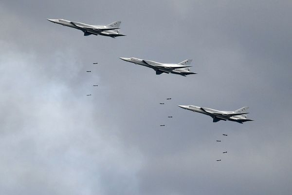 Aeronave russa Tu-22 faz pouso de emergência após falha no motor, informa Ministério da Defesa - Sputnik Brasil