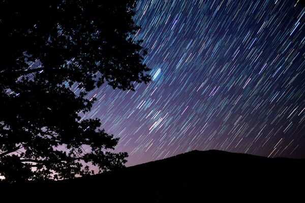 Céu noturno na região russa de Krasnodar durante a chuva de meteoros Perseidas  - Sputnik Brasil