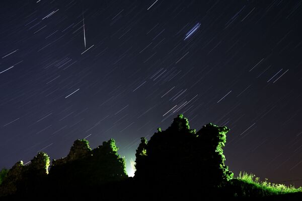 Chuva de meteoros Perseidas sobre as ruínas do castelo medieval na povoação de Kreva, na Bielorrússia. - Sputnik Brasil