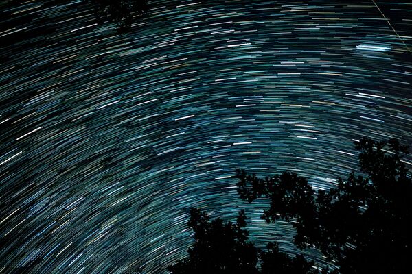 Céu noturno na região russa de Krasnodar durante a chuva de meteoros Perseidas  - Sputnik Brasil